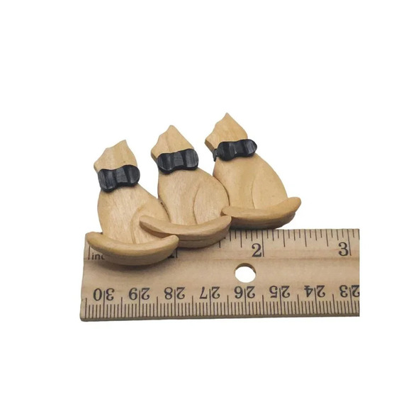 Hand Carved Wood Three Bowed Cats Sitting Brooch Pin Tan Vintage - Picture 3 of 4